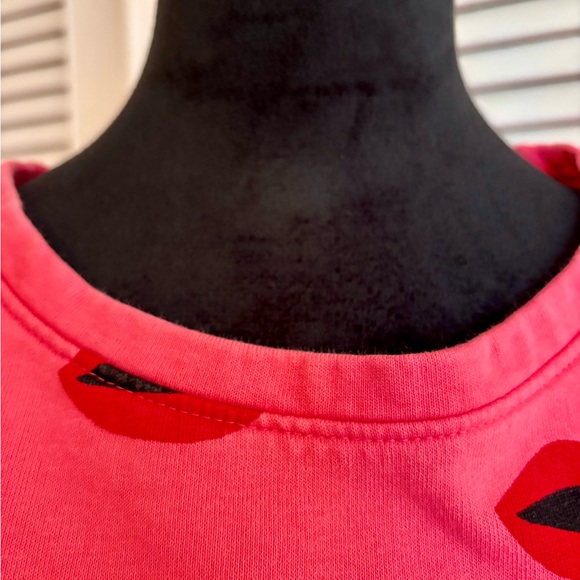 Graphic Lips French Terry Top - Picture 4 of 6